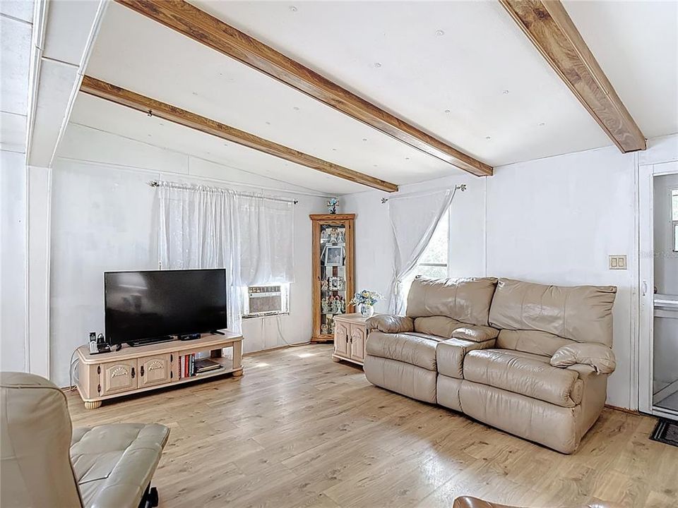 Active With Contract: $159,000 (2 beds, 2 baths, 864 Square Feet)