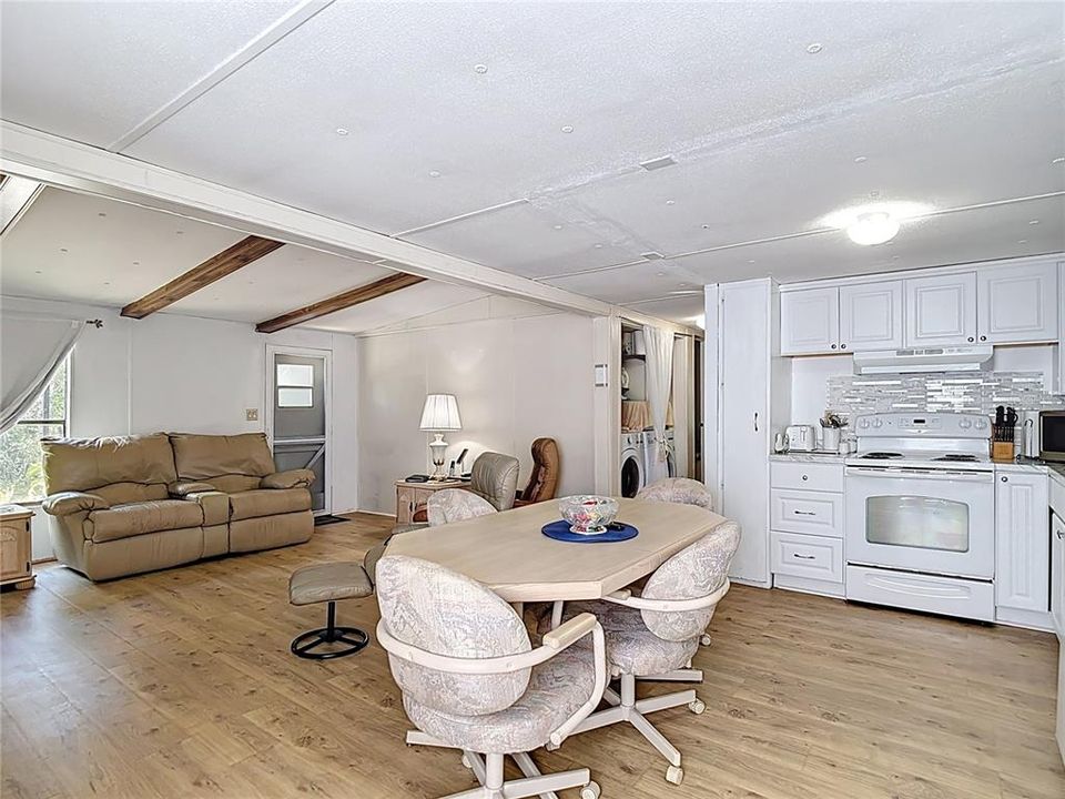 Active With Contract: $159,000 (2 beds, 2 baths, 864 Square Feet)