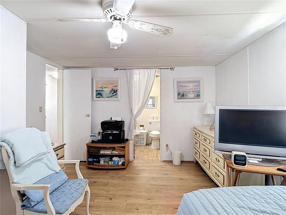 Active With Contract: $159,000 (2 beds, 2 baths, 864 Square Feet)