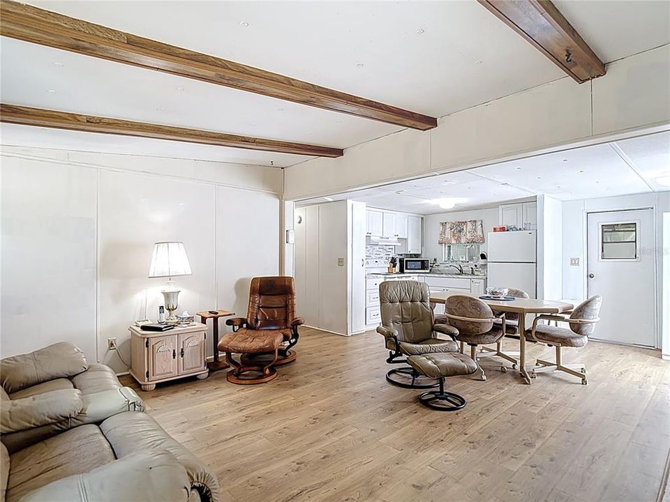 Active With Contract: $159,000 (2 beds, 2 baths, 864 Square Feet)