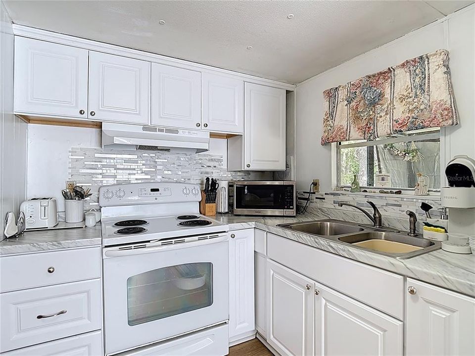 Active With Contract: $159,000 (2 beds, 2 baths, 864 Square Feet)