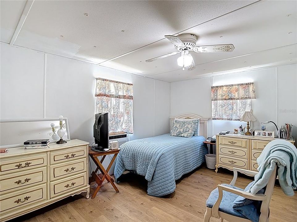 Active With Contract: $159,000 (2 beds, 2 baths, 864 Square Feet)