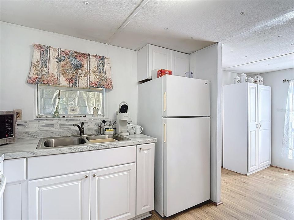 Active With Contract: $159,000 (2 beds, 2 baths, 864 Square Feet)