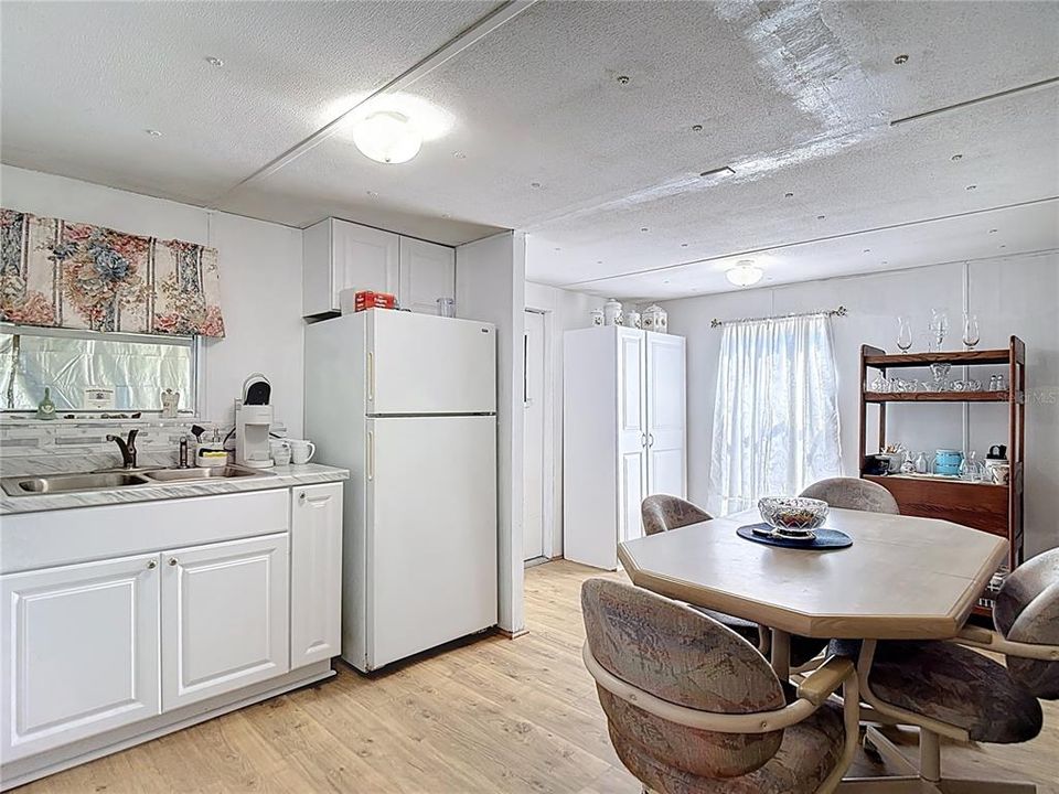 Active With Contract: $159,000 (2 beds, 2 baths, 864 Square Feet)