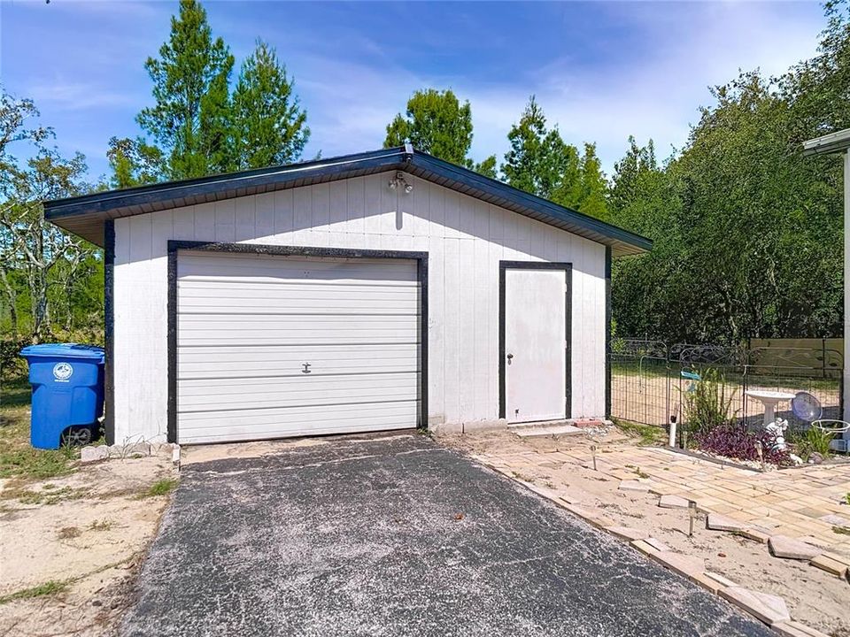 Active With Contract: $159,000 (2 beds, 2 baths, 864 Square Feet)