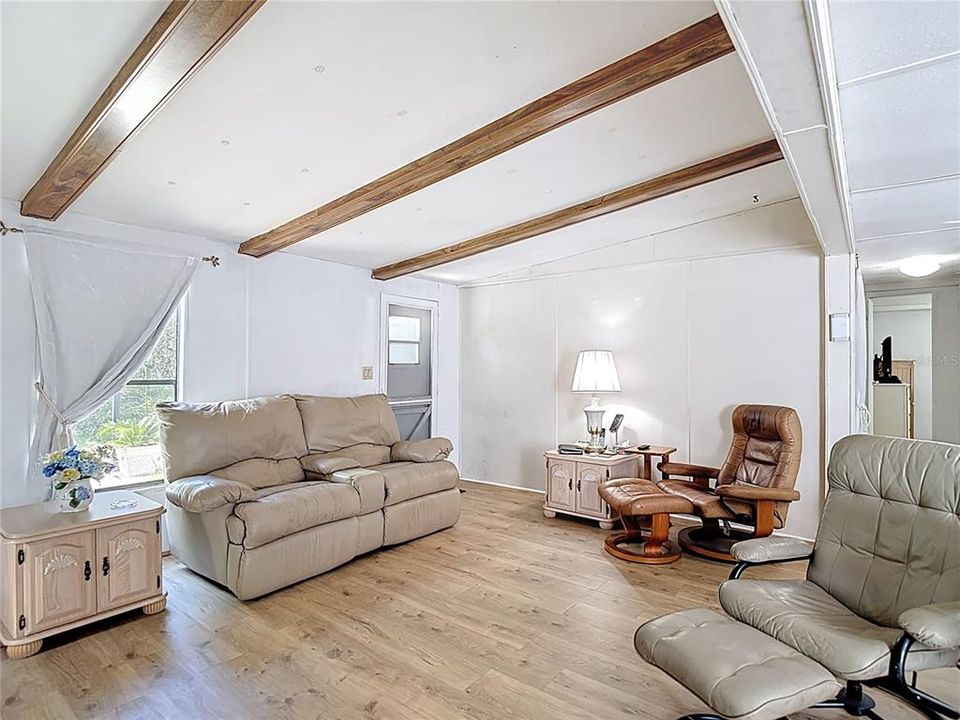 Active With Contract: $159,000 (2 beds, 2 baths, 864 Square Feet)