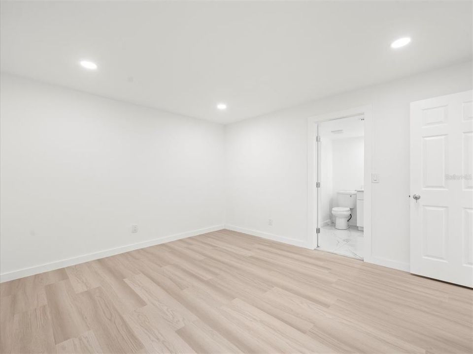 Active With Contract: $185,000 (2 beds, 2 baths, 1191 Square Feet)