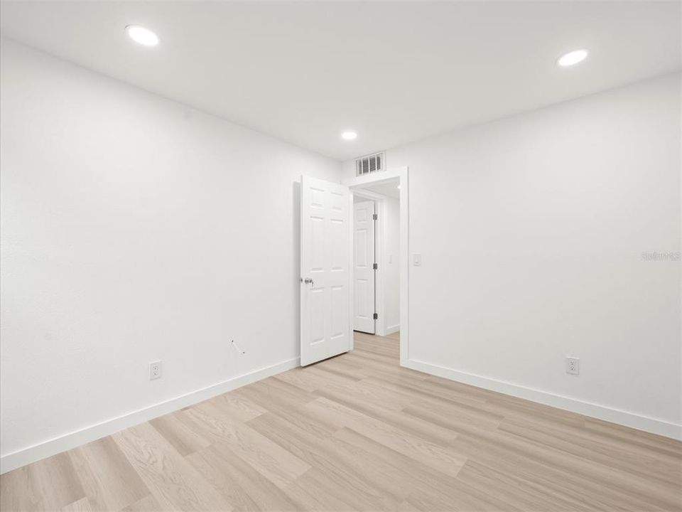 Active With Contract: $185,000 (2 beds, 2 baths, 1191 Square Feet)