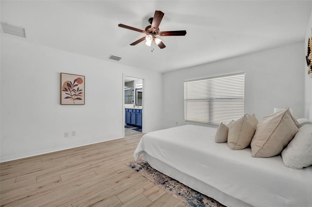 合同活跃: $329,900 (3 贝兹, 2 浴室, 1337 平方英尺)