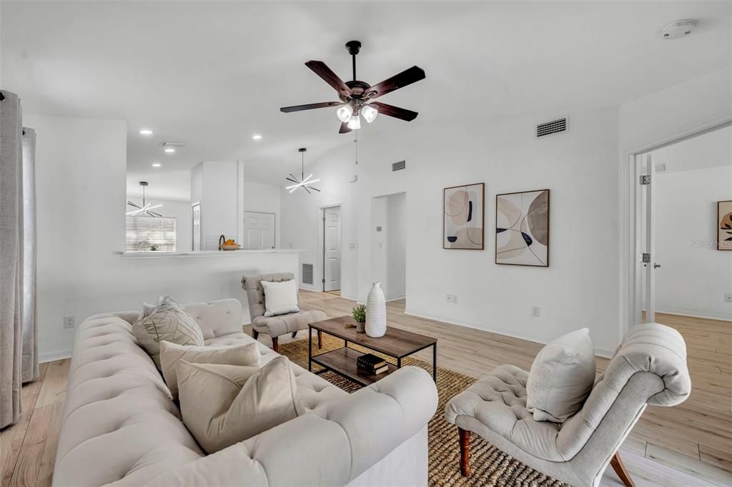 合同活跃: $329,900 (3 贝兹, 2 浴室, 1337 平方英尺)