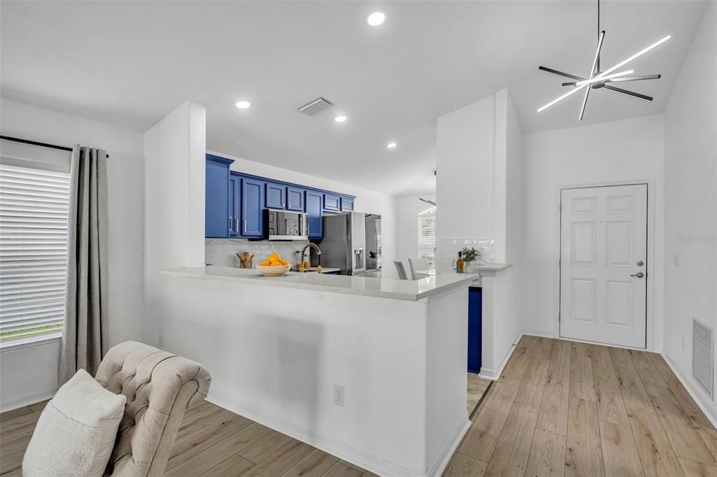 合同活跃: $329,900 (3 贝兹, 2 浴室, 1337 平方英尺)