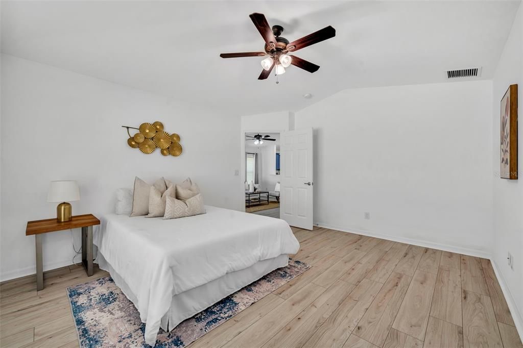 合同活跃: $329,900 (3 贝兹, 2 浴室, 1337 平方英尺)