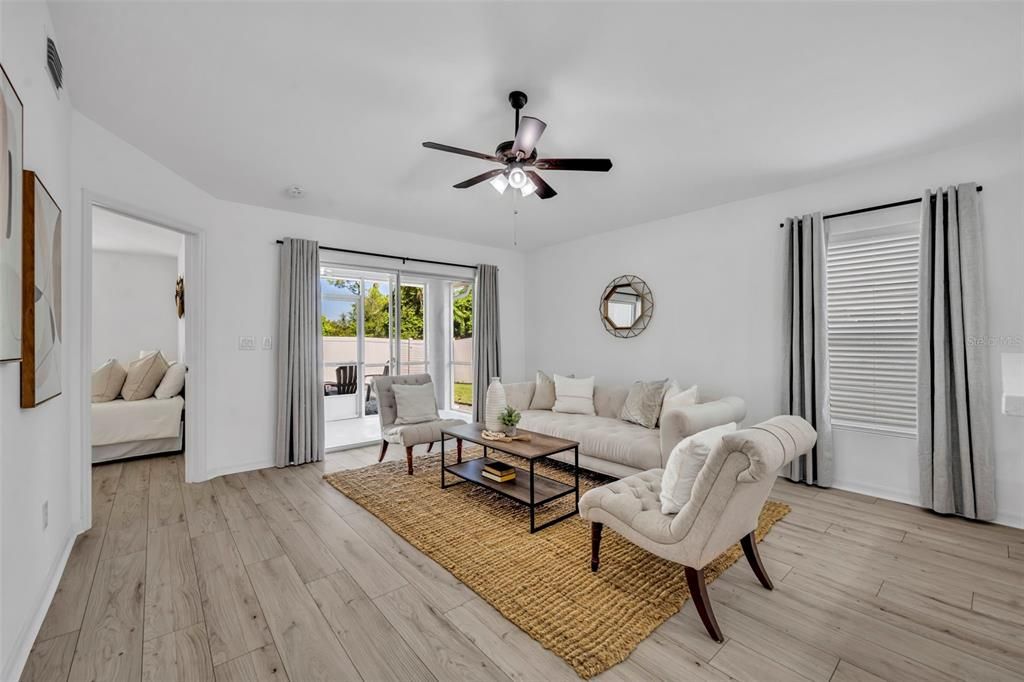 合同活跃: $329,900 (3 贝兹, 2 浴室, 1337 平方英尺)