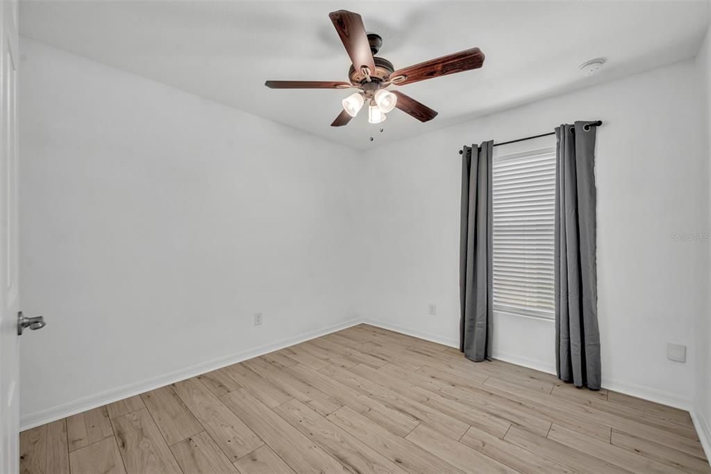 合同活跃: $329,900 (3 贝兹, 2 浴室, 1337 平方英尺)