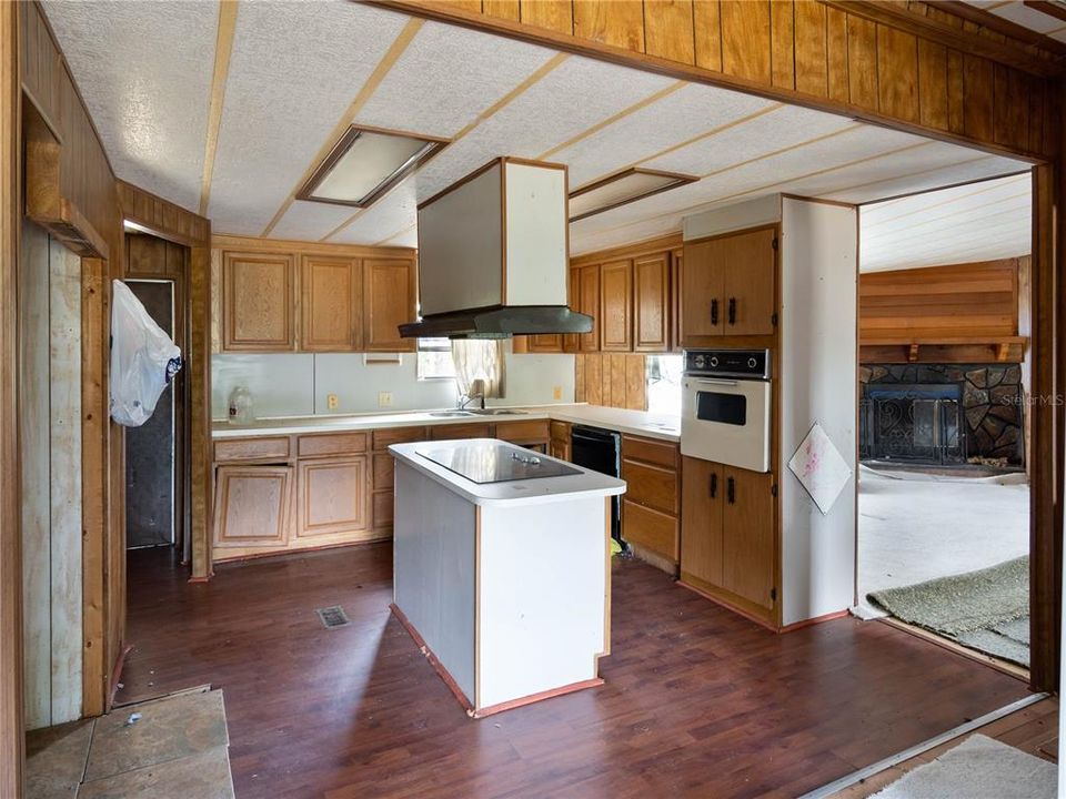 合同活跃: $319,900 (6 贝兹, 3 浴室, 2544 平方英尺)