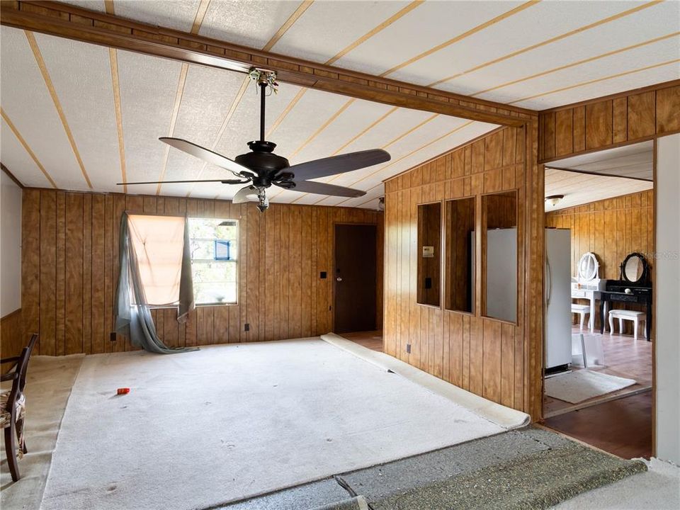 合同活跃: $319,900 (6 贝兹, 3 浴室, 2544 平方英尺)