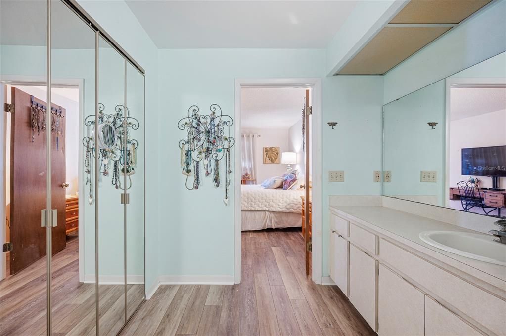 合同活跃: $219,000 (2 贝兹, 2 浴室, 1278 平方英尺)