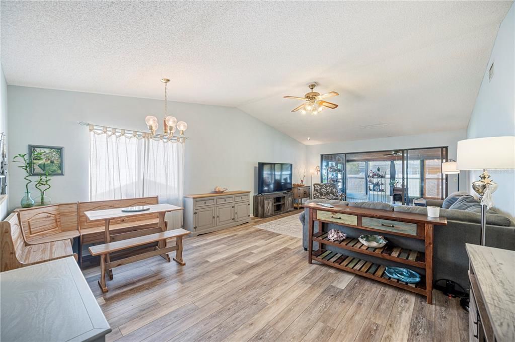 合同活跃: $219,000 (2 贝兹, 2 浴室, 1278 平方英尺)