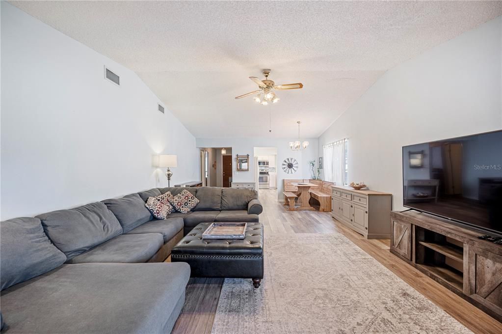 合同活跃: $219,000 (2 贝兹, 2 浴室, 1278 平方英尺)