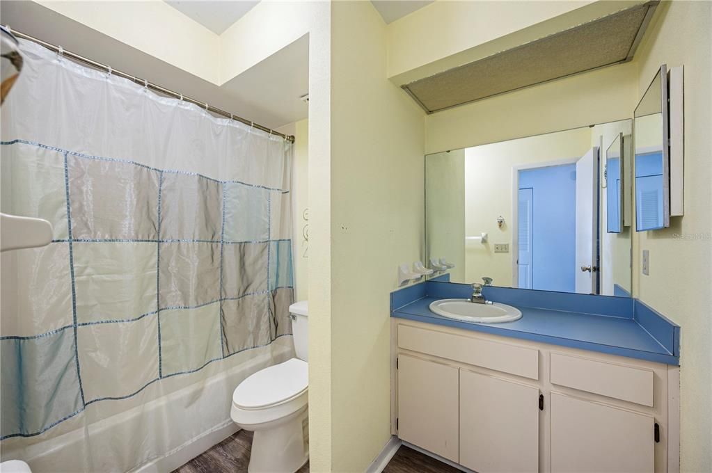 合同活跃: $219,000 (2 贝兹, 2 浴室, 1278 平方英尺)