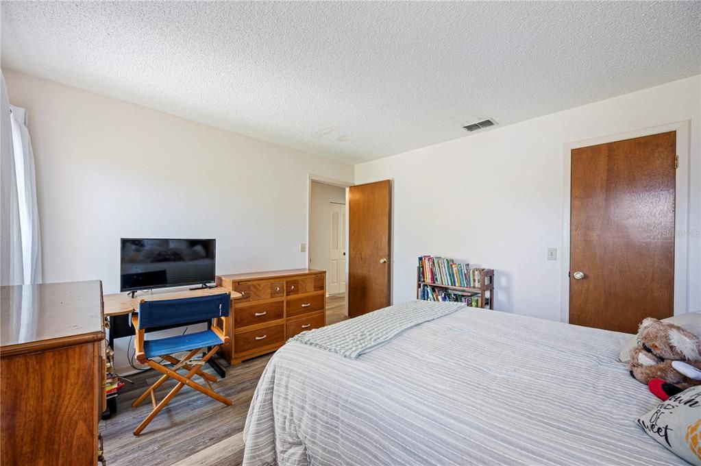 合同活跃: $219,000 (2 贝兹, 2 浴室, 1278 平方英尺)