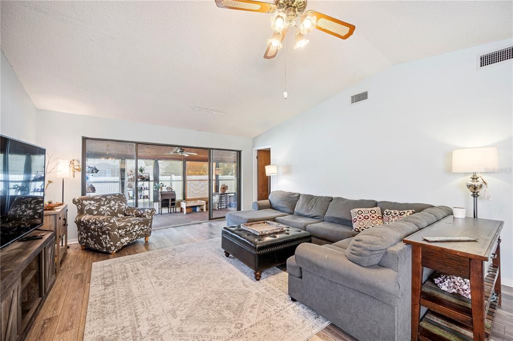 合同活跃: $219,000 (2 贝兹, 2 浴室, 1278 平方英尺)