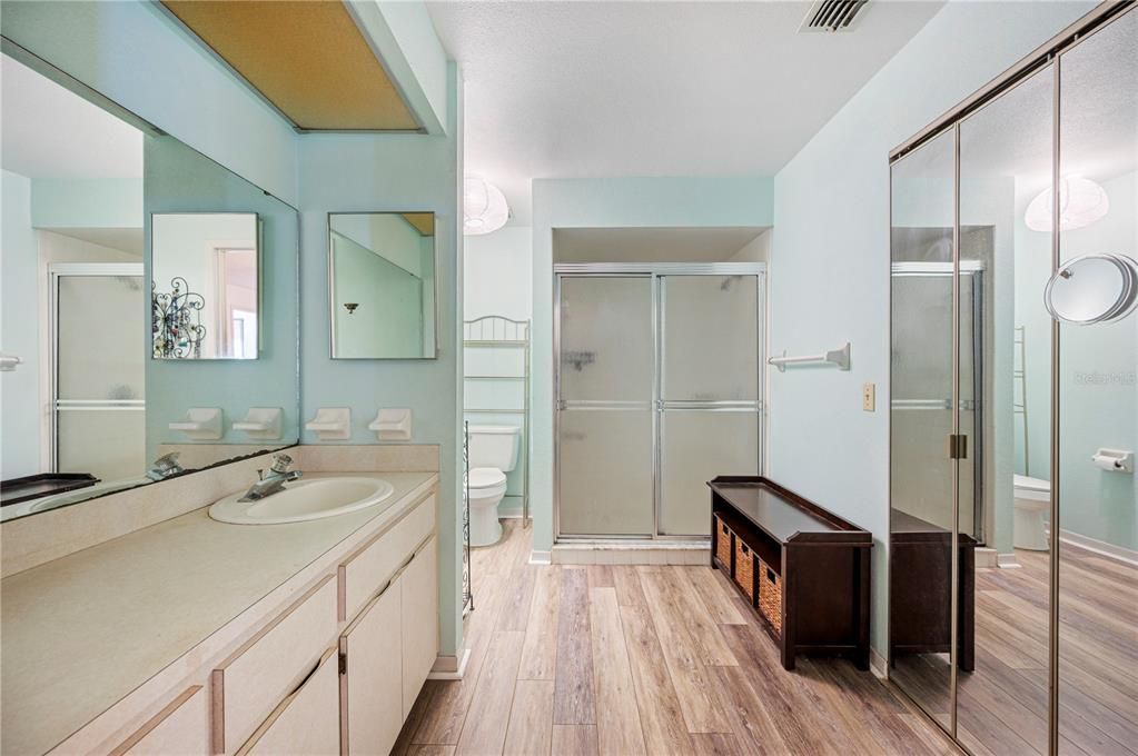 合同活跃: $219,000 (2 贝兹, 2 浴室, 1278 平方英尺)