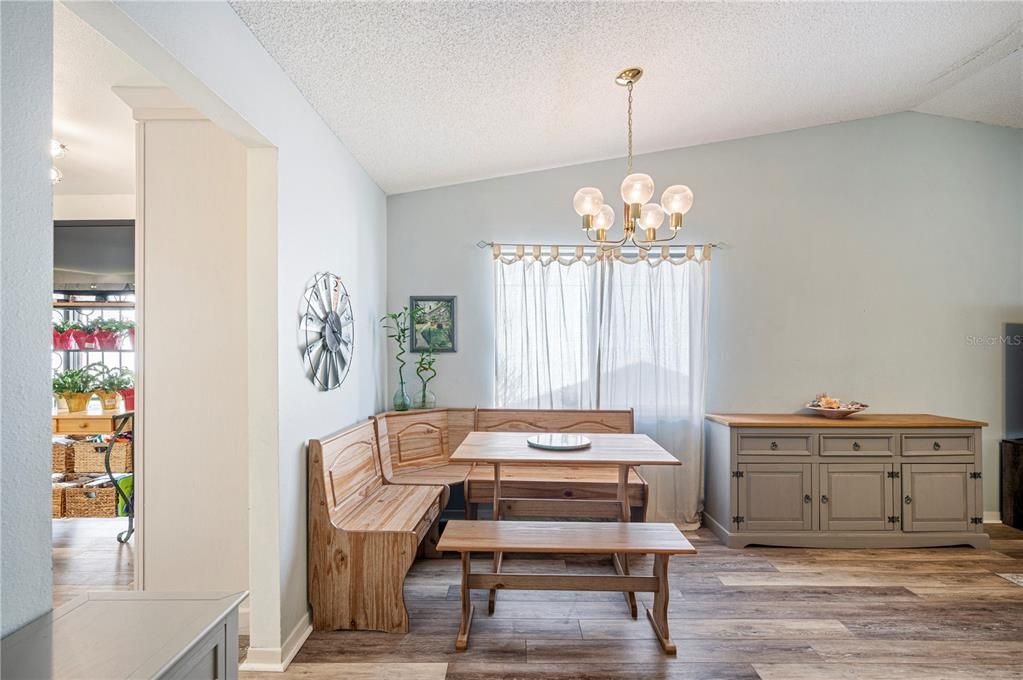 合同活跃: $219,000 (2 贝兹, 2 浴室, 1278 平方英尺)