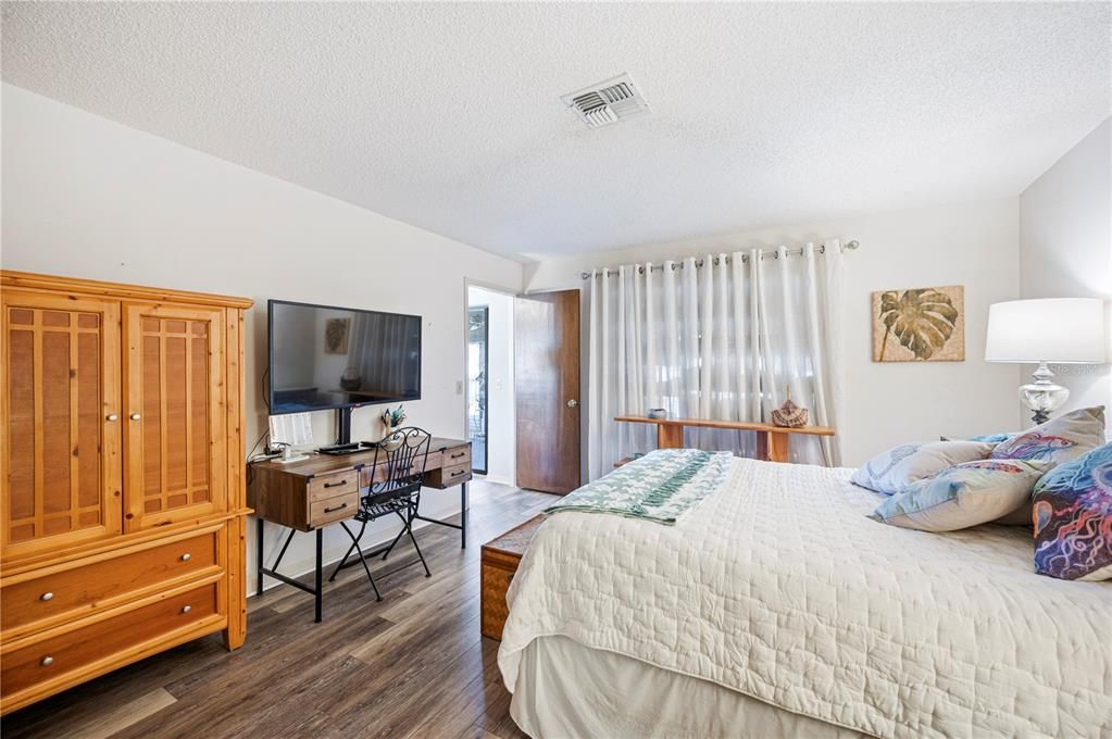 合同活跃: $219,000 (2 贝兹, 2 浴室, 1278 平方英尺)