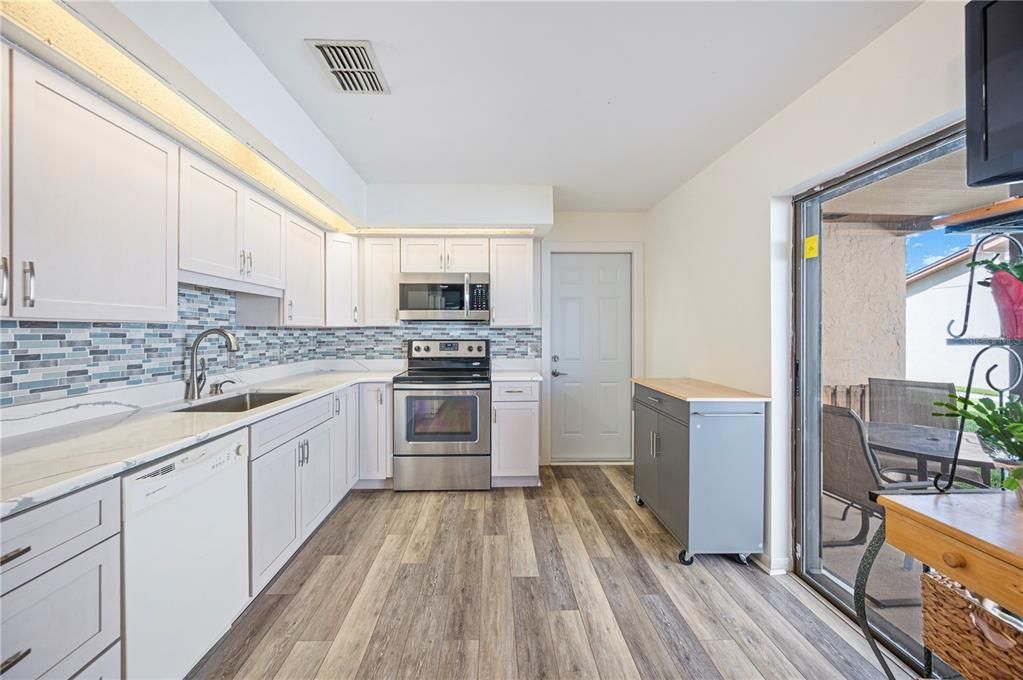 合同活跃: $219,000 (2 贝兹, 2 浴室, 1278 平方英尺)