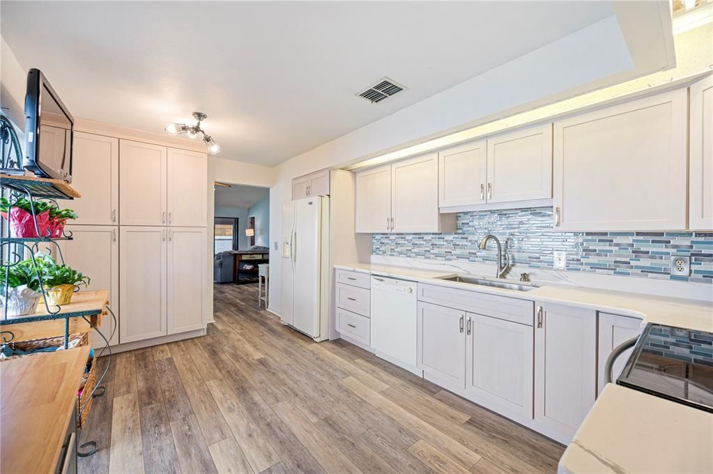 合同活跃: $219,000 (2 贝兹, 2 浴室, 1278 平方英尺)