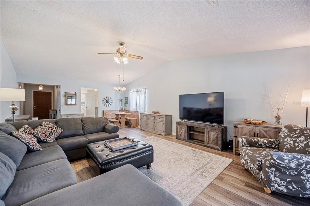 合同活跃: $219,000 (2 贝兹, 2 浴室, 1278 平方英尺)