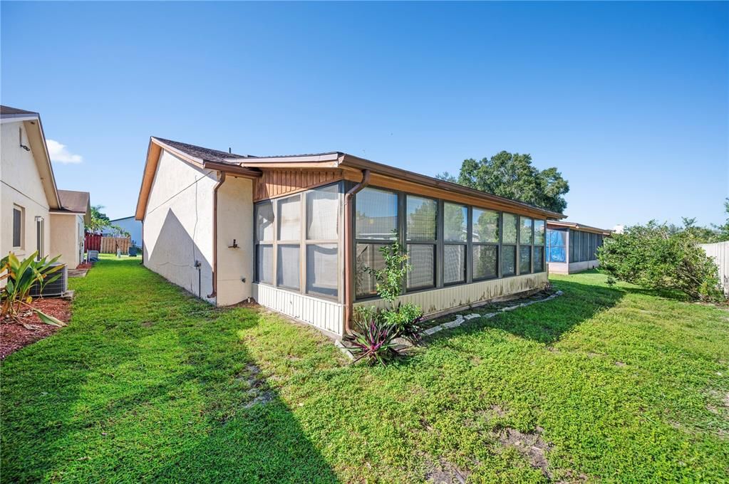 合同活跃: $219,000 (2 贝兹, 2 浴室, 1278 平方英尺)