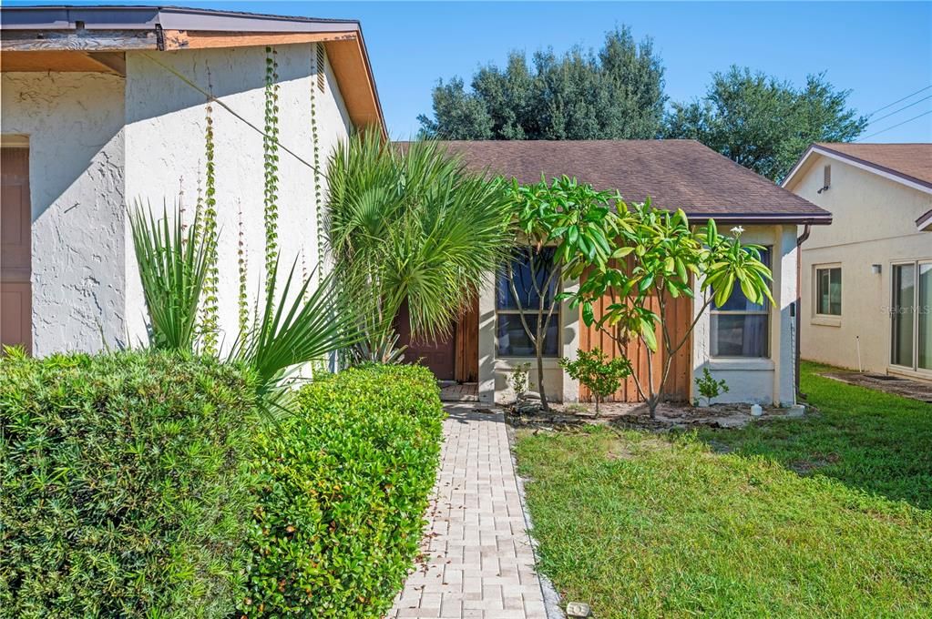 合同活跃: $219,000 (2 贝兹, 2 浴室, 1278 平方英尺)