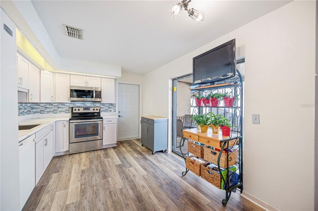 合同活跃: $219,000 (2 贝兹, 2 浴室, 1278 平方英尺)