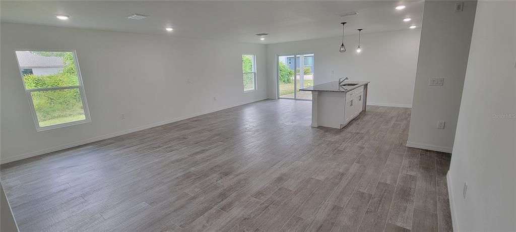 Activo con contrato: $2,150 (4 camas, 2 baños, 1800 Pies cuadrados)