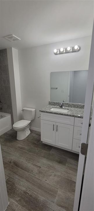 Activo con contrato: $2,150 (4 camas, 2 baños, 1800 Pies cuadrados)