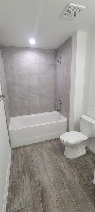 Activo con contrato: $2,150 (4 camas, 2 baños, 1800 Pies cuadrados)