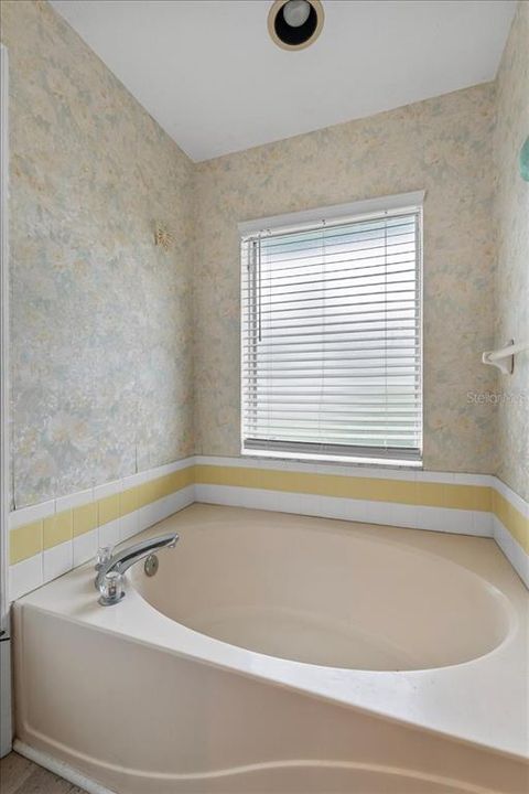 Под контрактом: $299,000 (3 спален, 2 ванн, 1874 Квадратных фут)