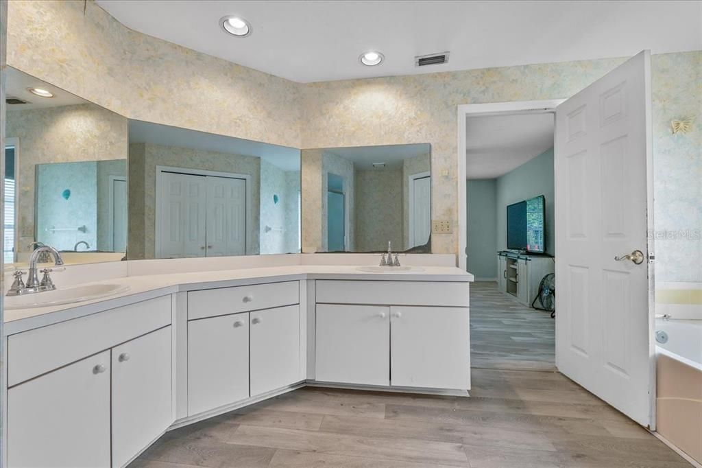 Под контрактом: $299,000 (3 спален, 2 ванн, 1874 Квадратных фут)