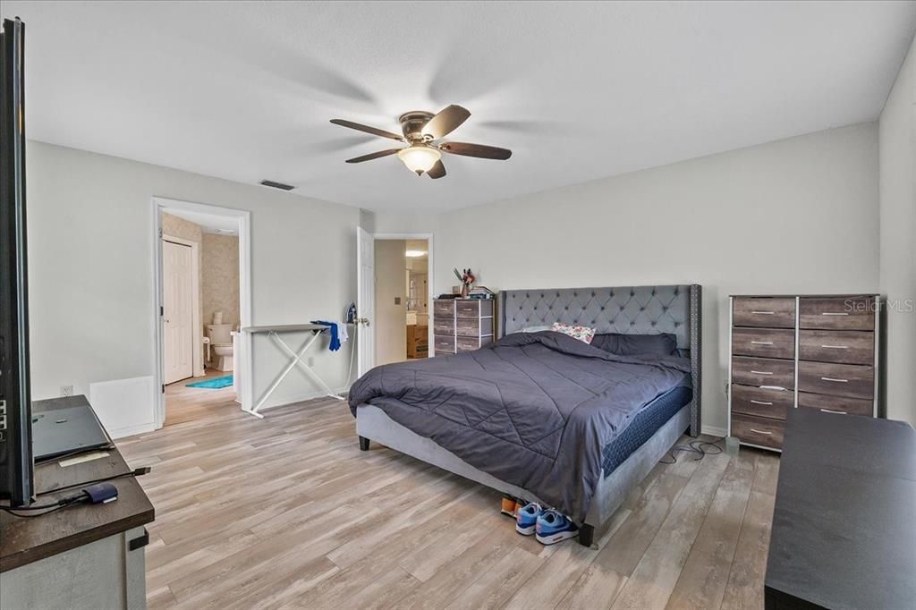 Под контрактом: $299,000 (3 спален, 2 ванн, 1874 Квадратных фут)