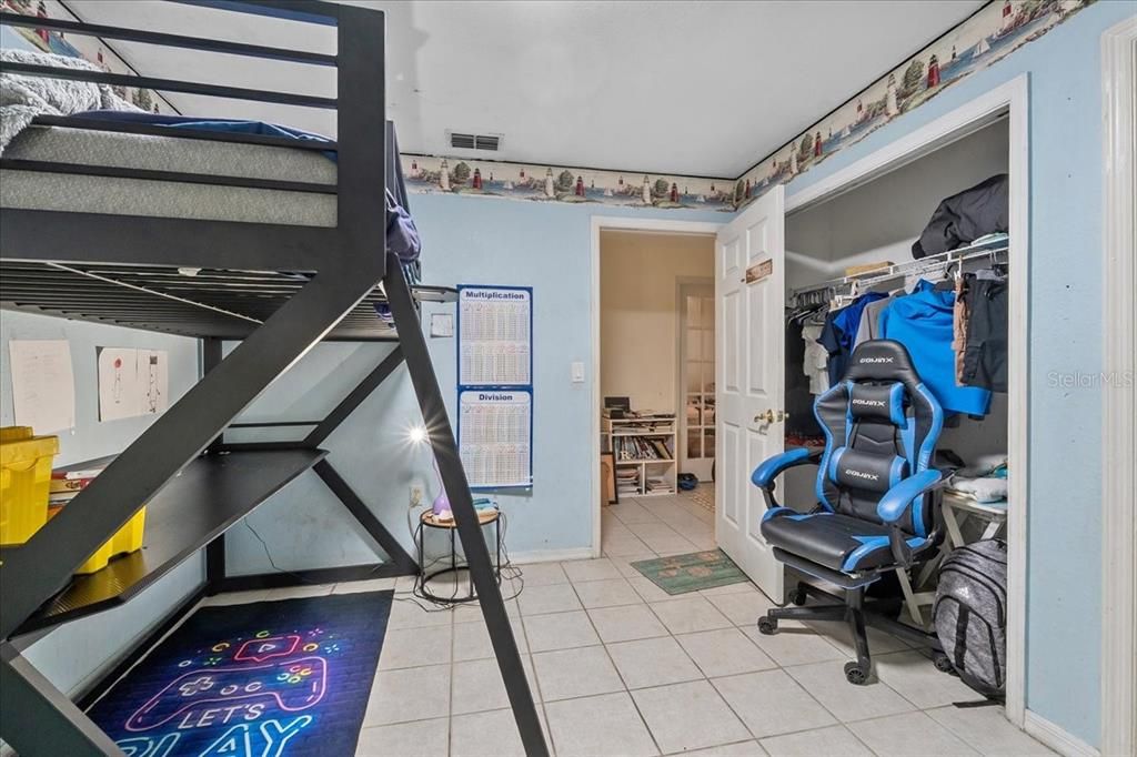 Под контрактом: $299,000 (3 спален, 2 ванн, 1874 Квадратных фут)