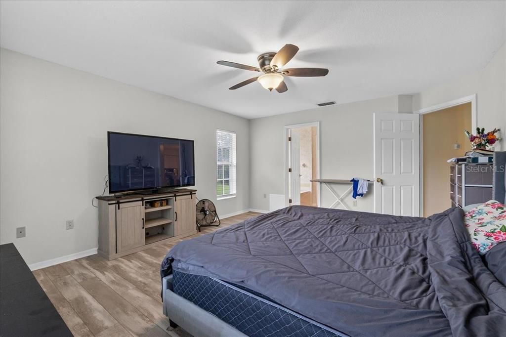 Под контрактом: $299,000 (3 спален, 2 ванн, 1874 Квадратных фут)