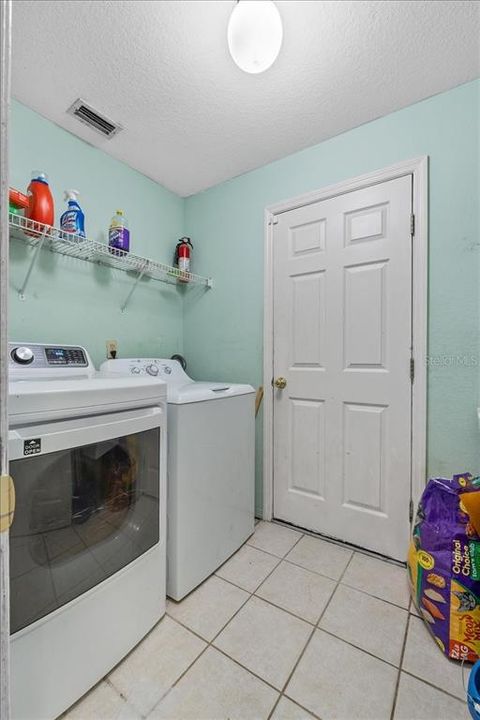 Под контрактом: $299,000 (3 спален, 2 ванн, 1874 Квадратных фут)