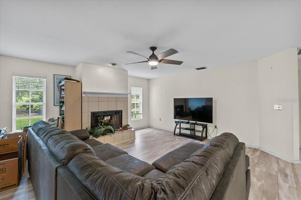 Под контрактом: $299,000 (3 спален, 2 ванн, 1874 Квадратных фут)