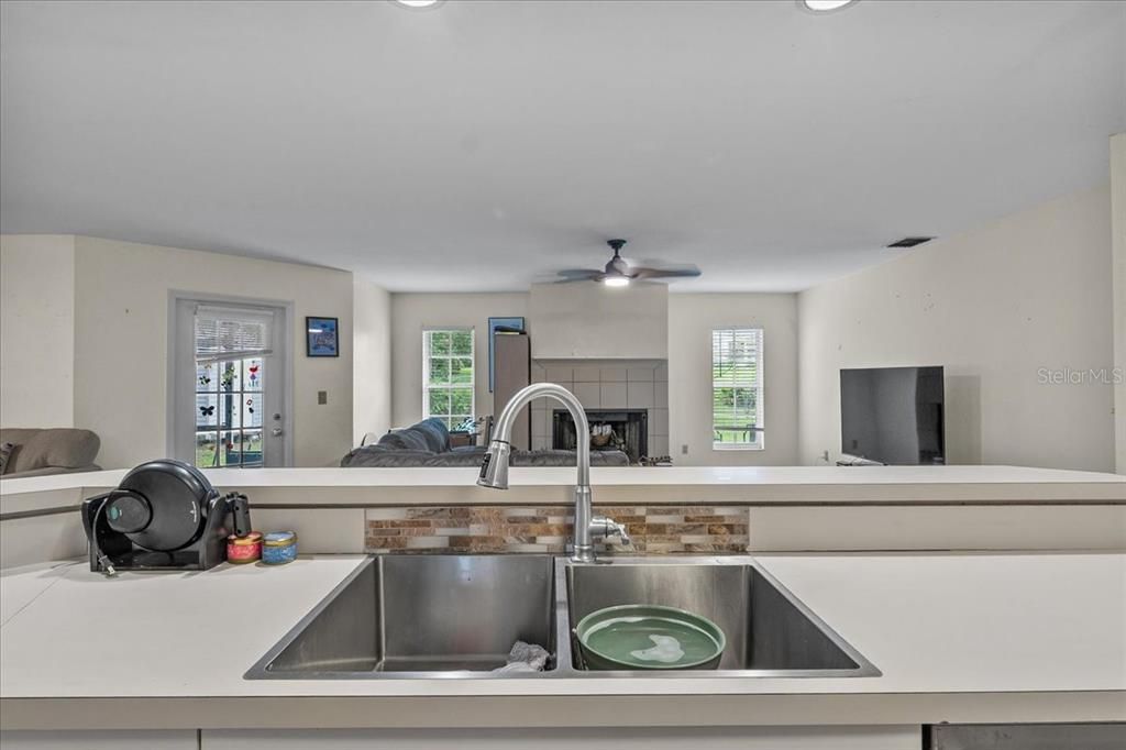 Под контрактом: $299,000 (3 спален, 2 ванн, 1874 Квадратных фут)