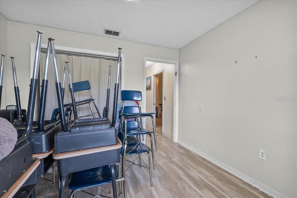 Под контрактом: $299,000 (3 спален, 2 ванн, 1874 Квадратных фут)