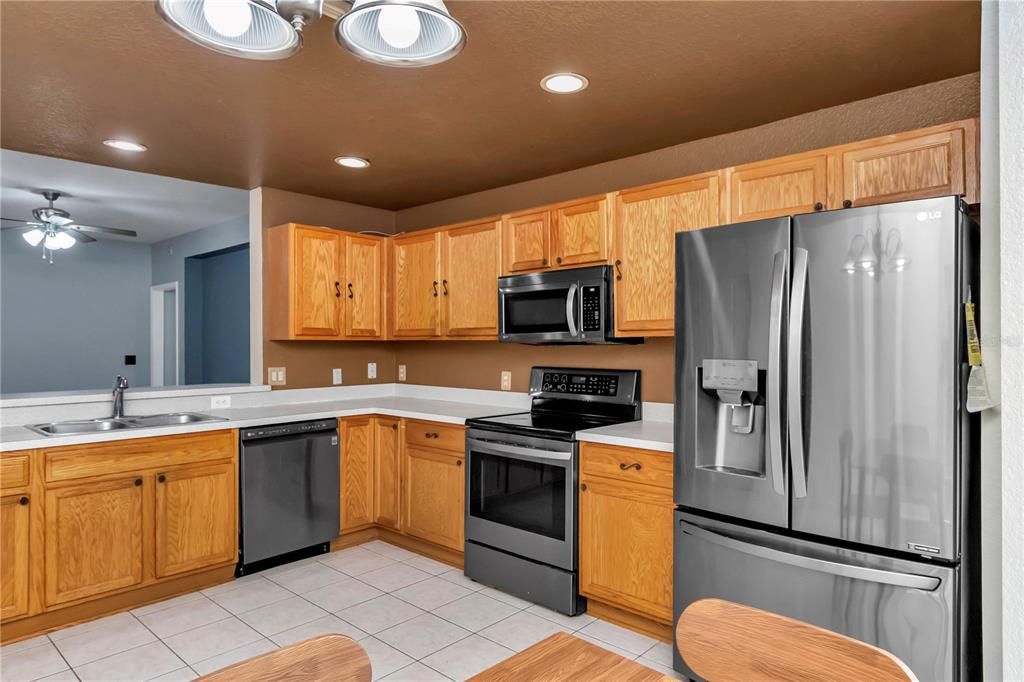 合同活跃: $215,000 (2 贝兹, 2 浴室, 1695 平方英尺)