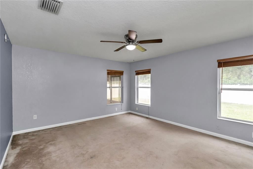 合同活跃: $215,000 (2 贝兹, 2 浴室, 1695 平方英尺)