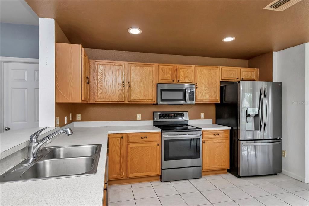 合同活跃: $215,000 (2 贝兹, 2 浴室, 1695 平方英尺)